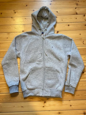 Tommy Hilfiger zip hoodie  - Skick som ny. Storlek M men funkar till L