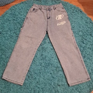 Studied jeans  - Fett coola ljus blåa jeans säljer de för 200 kr. Size L har använts och det är lite sönder som ni kan se i tredje bilden. Men allt annat är super bra. Priset kan alltid diskuteras. 