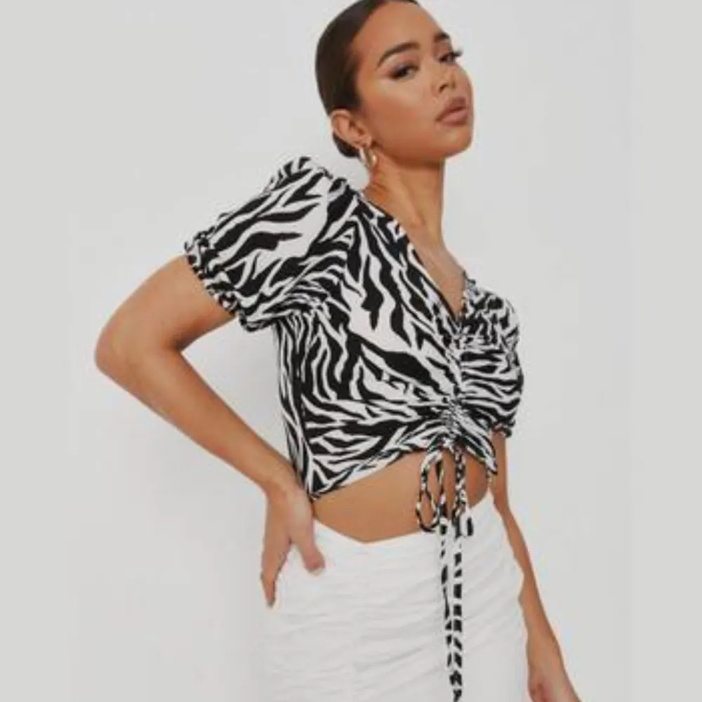 Slutsåld super söt zebra blouse från Missguided. Använd vid ca 3 tillfällen innan graviditet. Säljes nu pga viktuppgång🩷 Inköpspris 299:- Mitt pris 150:- plus frakt. 🌸Samfrakta🌸Swish-betalning🌸Spårbarfrakt🌸. Blusar.