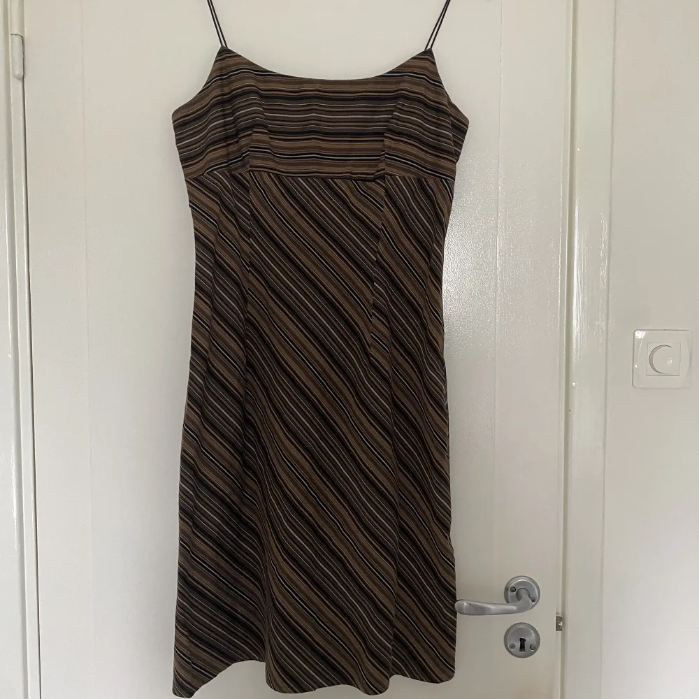 superfin brun klänning som kommer vara perfekt till sommaren!! köpt second hand och i perfekt skick, är tyvärr för stor för mig så därför säljer jag🫶 saknar storlek men jag uppskattar den till M/L❤️. Klänningar.