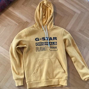 G-star hoodie gul - Nästan som nytt skick. Storlek S