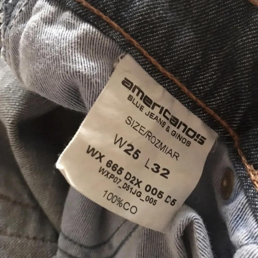 Supersnygga mörkblåa jeans köpta från vinted, gjorda i polen  Stl W25 L32 XS Bra skick 165 kr + frakt. Jeans & Byxor.