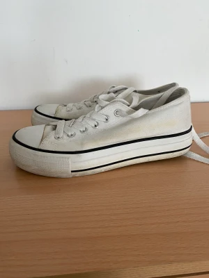 vita converseliknande skor - vita sommarskor. i ganska använt skick, men det finns inga hål eller sådant. de är lite smutsiga. storlek 37
