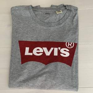Snygg grå T-shirt med rött tryck från Levi’s i fint skick! 