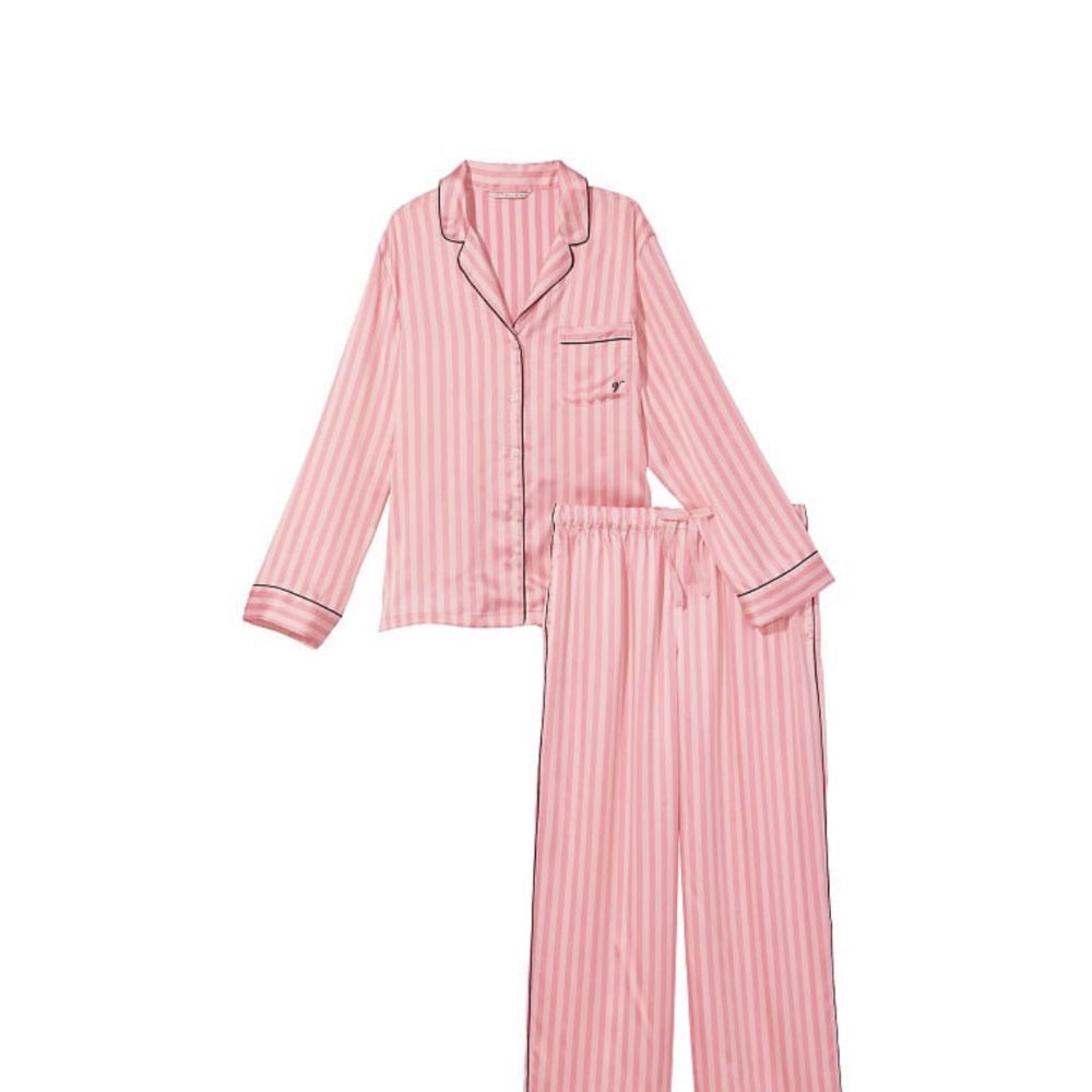 Fint och luftigt pyjamas set från Victoria secret perfekt inför sommaren nu. Köpt för ca 1000 kr och vill sälja det så fort som möjligt. byxorna är lite ljusare i färgen än skjortan. Just nu är det bud och då gäller priset+frakt sedan när budet avslutats💕. Jeans & Byxor.