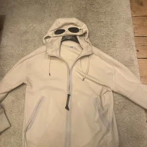 CP Company hoodie - Säljer en CP Company tröja i fint skick. Nypris 2600kr. Skriv för mer frågor!