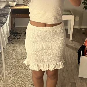 Vit kjol - Säljer denhär super fina kjolen från Gina i strl M, säljer pga att jag aldrig använder den💕💕