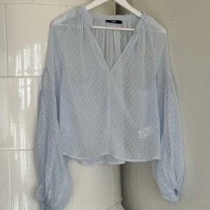 Blus från Bik Bok - Himmelsblå blus från Bik Bok, endast använd fåtal gånger. Storlek S 🦋