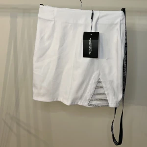 Festkjol från Prettylittlething - Jättefin vit festkjol med strassdetaljer från Prettylittlething i storlek 6 (EU 34). Aldrig använd med prislapparna kvar!