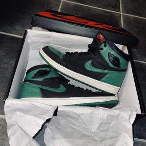 Jordan  - Säljer nu mina air Jordan 1 Retro high  Pine green, aldrig använda utomhus bara testade med ena foten inomhus, i ny skick priset är prutat och klart ✅  Kontakt uppgifter 0723977830 