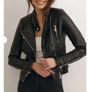 Skinnjacka - Svart moto jacket från Chiquelle i storlek 36. Ej äkta skinn. Aldrig använd. Något liten i storleken.