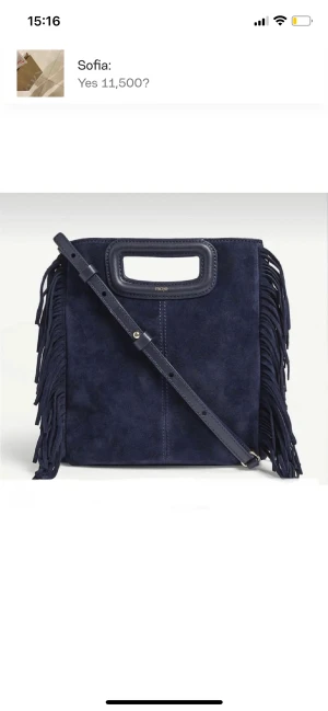 Maje väska  - Intressekoll på min superfina maje väska som tyvärr inte kommer till användning. Den har en liten fläck som man ser på tredje bilden men är annars i superfint skick.  Båda banden medföljer vid köp ❤️ Nypris 2500kr