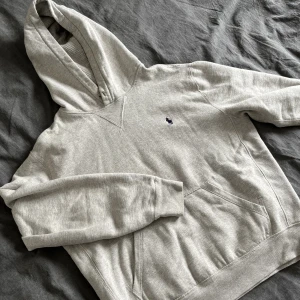 ralph lauren polo hoodie - super fin grå hoodie från ralph lauren, fint skick men saknar snörningen i luvan. 