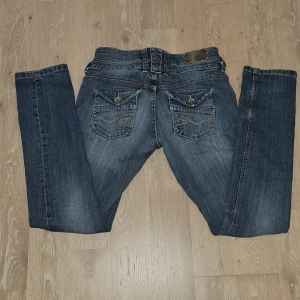 Jeans - Säljer dom här super fina lowaist jeansen för att dom är för stora för mig! Den har jätte mycket detaljer som ni kan se på bilderna! Dom e väldigt stretchiga också! Innerbenen är typ 77 eller 76! Midjan är 38 men om den stretchas kan d bli upp till 40! ❤️