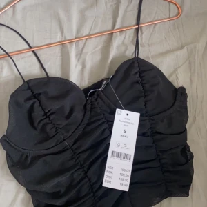 Topp - Fin topp från Gina tricot✨ Inte använd, prislappen är kvar. Nypris 199kr, jag säljer den för 80kr