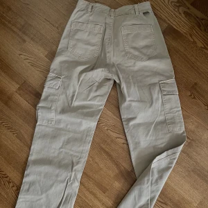 Cargos pants  - Beiga Cargos från Pull&bear i storlek 38. Har använt kanske 3 gånger eftersom de är förstora. 
