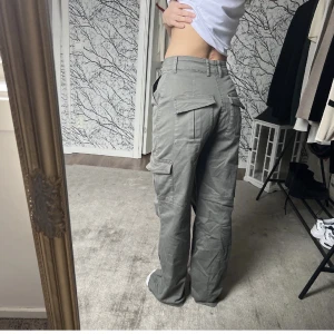 Adsgn cargobyxor - Gröna cargos från Adsgn i storlek XS, kommer aldrig till användning tyvärr så knappt använda. (Dem är cammogröna inte grå)