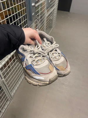 Axel arigato sneakers  - Säljer mina sneakers från Axel arigato ä. I fint skick! 