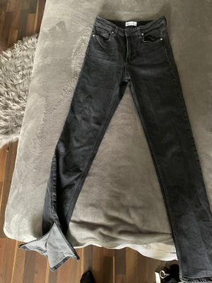 Jeans Zara slit - Jeans med slits från Zara, inget tecken på användning❣️