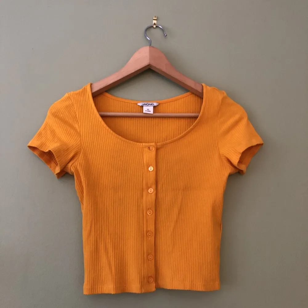 Kort topp i superhärlig brandgul/orange färg, som ny. . T-shirts.
