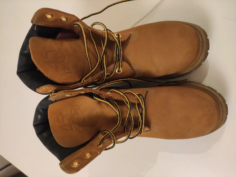 Timberland boots, barely used. They are in really good conditions. They correspond to the size 37,5.. Skor.