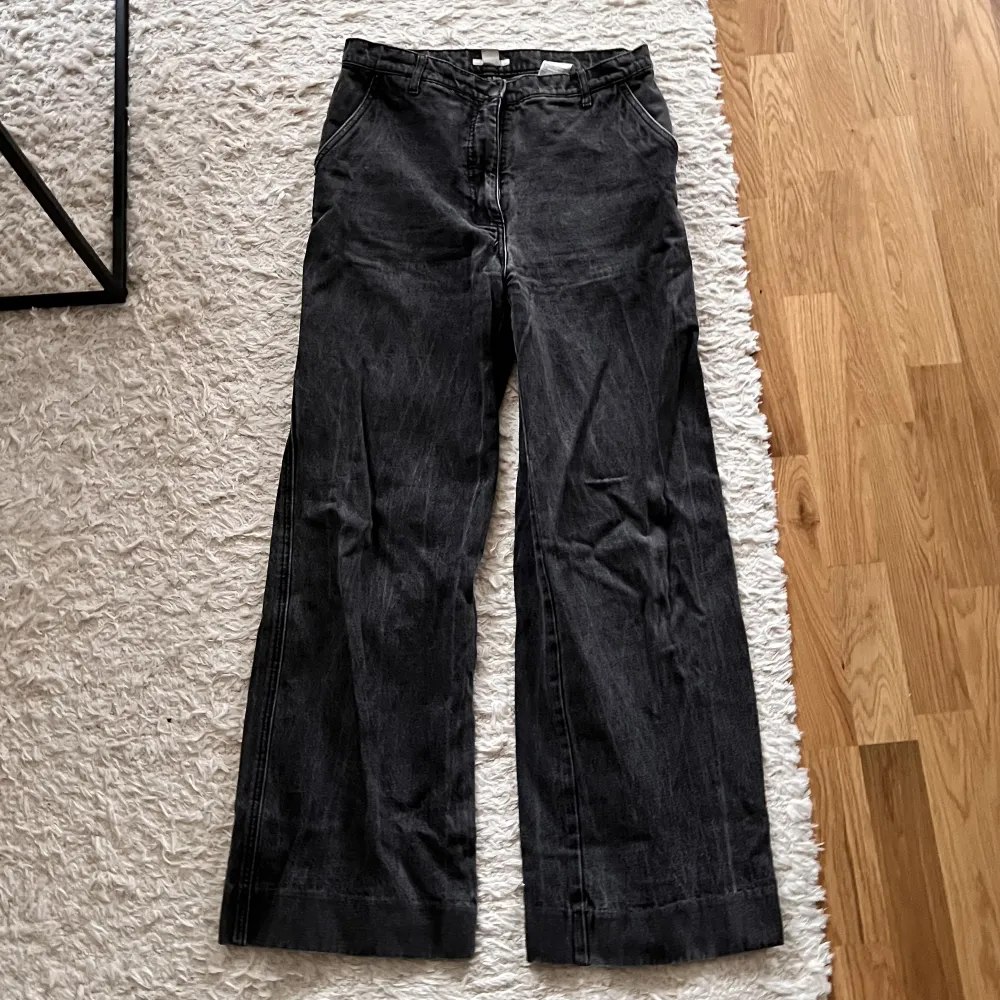 Jättefina jeans i bred modell! Sparsamt använda och i väldigt fint skick. Eventuell frakt står köparen för! 🌸. Jeans & Byxor.