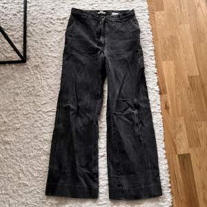 Jättefina jeans i bred modell! Sparsamt använda och i väldigt fint skick. Eventuell frakt står köparen för! 🌸
