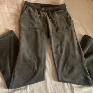 Juciy Couture byxor - Mörkgråa juciy Couture byxor i storlek xs. Varsamt använd aotch inga tecken på användning. 