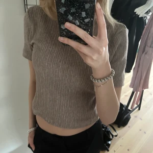 Ribbad stickad T-shirt  - Hejj! Säljer denhär slutsålda finstickade ribbade T-shirten ifrån zara! Använd va 2 gånger och i fint skick! Bara att höra av sig vid frågor! Köparen står för frakten💗