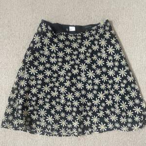 Säljer denna jättesöta blommiga kjol från hm eftersom den blivit för liten 💗😭