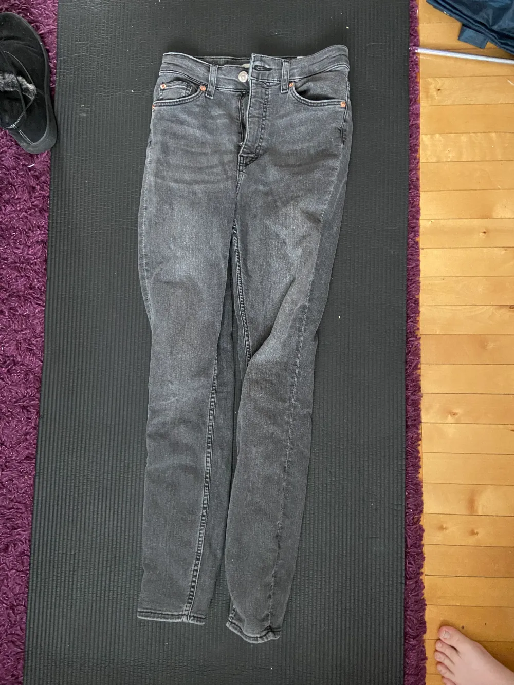 Svarta skinny jeans från hm i storlek 36. Använda fått antal gånger. Du betalar shipping.. Jeans & Byxor.