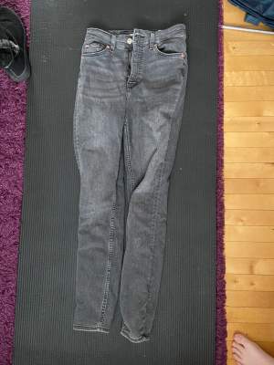 Svarta skinny jeans från hm i storlek 36. Använda fått antal gånger. Du betalar shipping.