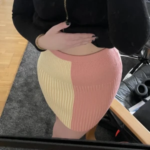 Kjol från NA-KD  - Fin kjol från NA-KD, i rosa/gul. Storlek s. Prislapp kvar, aldrig använd. Pris 70 kr 