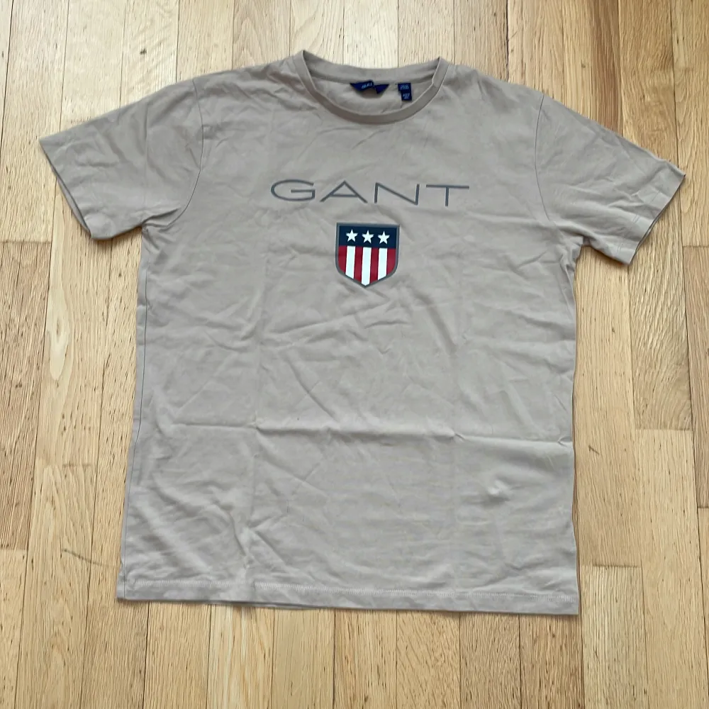 En nästan helt oanvänd Gant t-shirt köpt på kids brand store för 350kr. Kontakta om du är intresserad. Köparen står för frakten. . T-shirts.