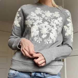 Så fin tröja - Så fin tröja/hoodie med jättefint broderade blommor på💞💞köp ej frakt via appen💞