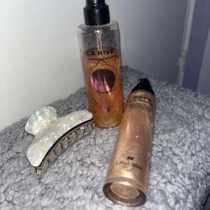 Body glitter!  - Köp denna package med 2 olika body glitter och en klemma. Då är du redo för en rolig fredag 🤭
