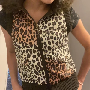 Leopard väst - Kort väst med cheetah print!❤️‍🔥 köpte för 1 månad sen men aldrig kommit till användning🙏pris kan diskuteras 