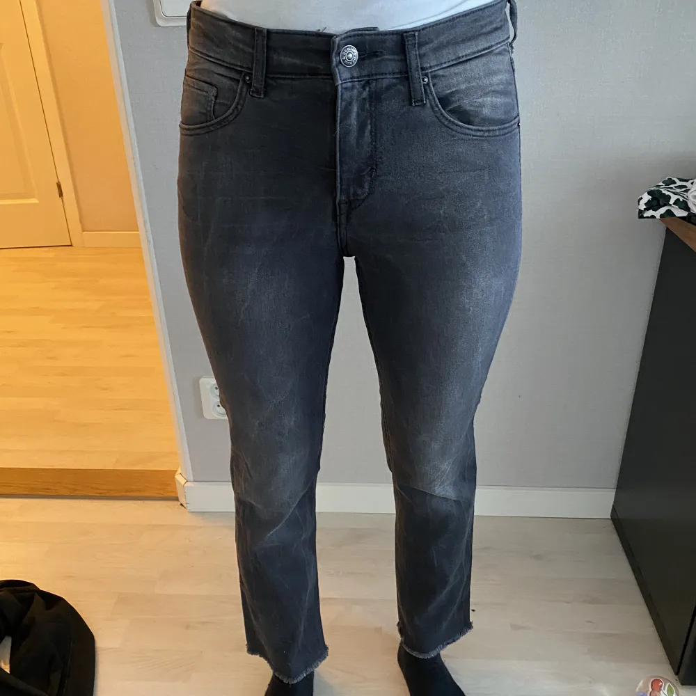 Kick Flare low waist jeans passar XS. Personen på bilden är 170. Jeans & Byxor.
