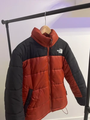 Red north face jacka ❤️‍🔥 - Storlek M, i fantastik kondition. Finns inget fel med jackan alls. 