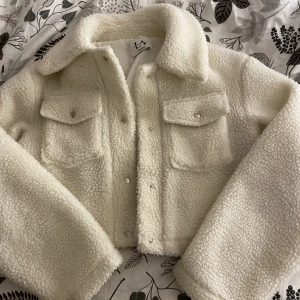 Jacka NA-KD - Säljer en jacka från NA-KD pågrund av att den inte kommit till användning på länge! Köparen står för frakten!