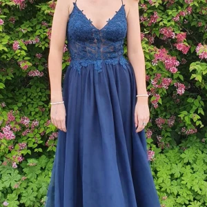 Balklänning - En jättejättefin balklänning som jag hade förra året. Köpt för ca 2000kr och är måttbeställd. Jag är 173cm och längden är perfekt med klack. Öppen i ryggen och glitter/paljetter på framsidan. Kjolen är tyllad och överdelen är broderad i ett jättefint tyg☺️