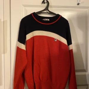 Vintage Fila stickad tröja - Vintage från tidigt 90-tal Gjord i Italien Skulle säga att det är en Medium men passar även xs/s beroende på hur man vill att den sitter.
