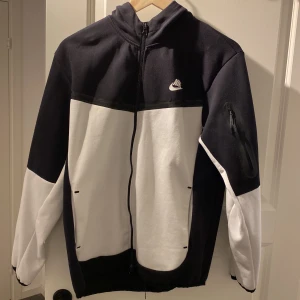 Nike Tech tröja - Säljer den då jag knappt använder den längre, använd i 2 månader (storlek L) pris kan diskuteras