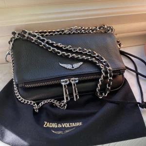 Zadigväska 👜 - Sparsamt använd zadig & voltaire väska i mycket bra skick. Storleken på väskan är i den mindre modellen. Köpt på zalando för 2.095 kr, men säljer för 1.100 + frakt 🥰 Dustbag ingår. Skriv för fler bilder eller övriga frågor!  ! Först till kvarn !