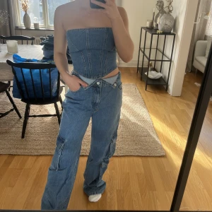 Denim set jeans + top NYTT - Ett set i denim. Storlek 34. Helt nytt med lappar! Långa byxor jag är bara 158 cm.  250 kr för hela setet