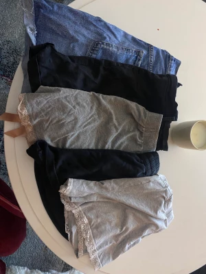 Damkläder  - Dam kläder i olika storlekar. 30 kr plagget.  Hör av er för mer information