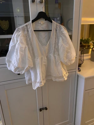 Damkläder  - Dam kläder i olika storlekar. 30 kr plagget.  Hör av er för mer information