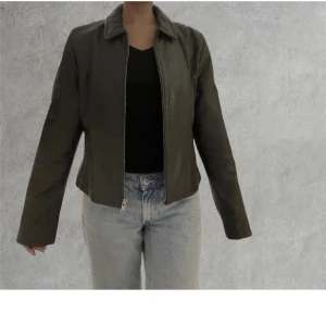 Skinnjacka - Köptes här på Plick men passade inte mig tyvärr:/ Skulle säga att den passar XS- M beroende på hur man vill att den ska sitta. 