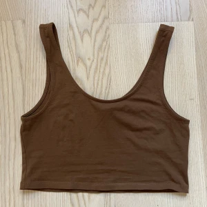 Brunt croppad linne - Croppad linne från Monki i storlek M! Kan mötas i Stockholm eller så stör köparen för frakt ❤️