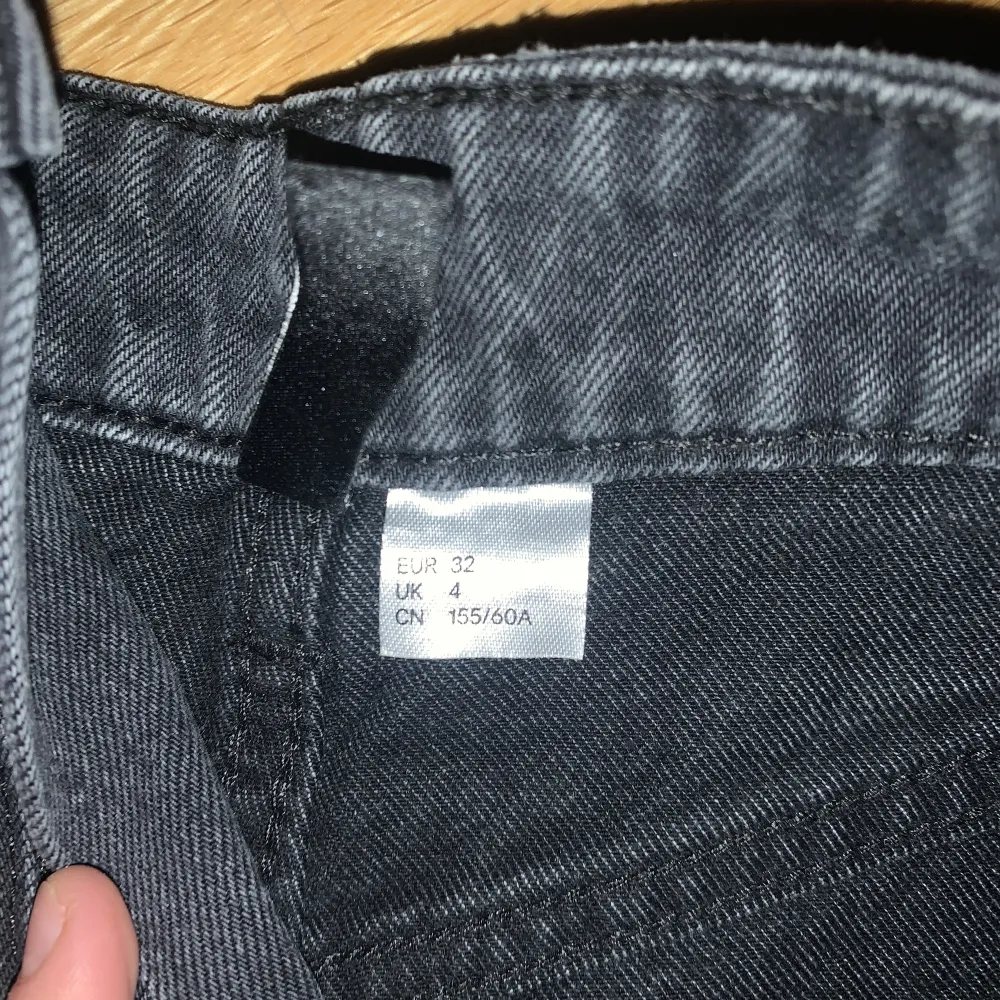 Svarta kortbyxor i jeans material🖤från h&m storlek 32, köpta för 199kr. Shorts.